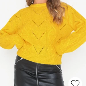 Stickad tröja - Gul stickad tröja från Nelly. Storlek xs. Endast använd en gång.