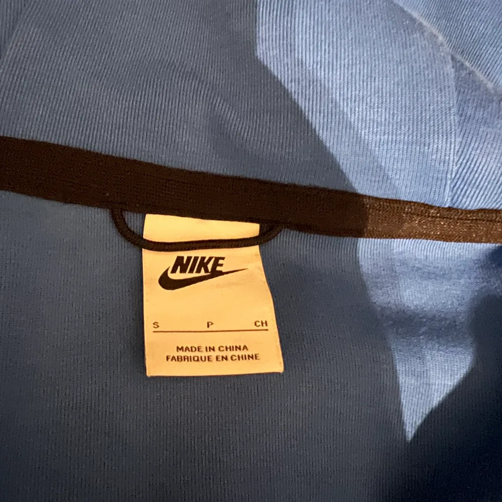Nike tech fleece kofta blå storlek s använd ett par gånger, men inga tecken på det. . Tröjor & Koftor.
