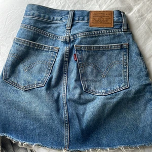 Levis Kjol - Säljer min Levis kjol i storlek 23 som knappt är använd då den inte passar mig riktigt i stoleken. Skriv för mer bilder. Köparen står för frakten!