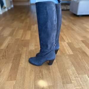 Filippa K stövlar  - Blå mocka stövlar från Filippa K.  Gjorda i Italien och i bra skick. I stort sätt oanvända.   Jag kan skicka fler bilder!  Storlek 38  