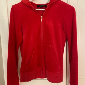 Juicy tröja  - Röd juicy kofta med glitter på ryggen, köpt på Plick men säljer pågrund av att jag inte andvänder den längre. Bra skick. Storlek S men är lite liten i storleken 