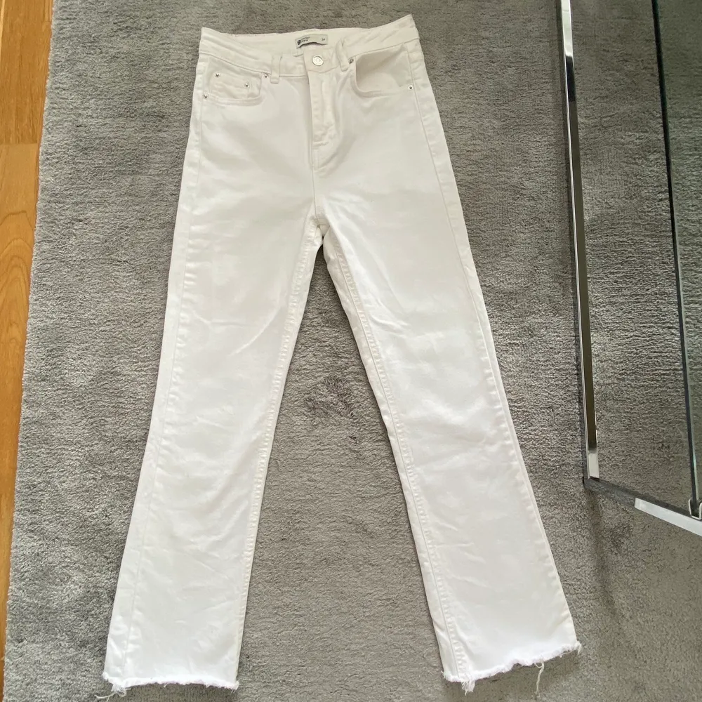 Vita jeans från Ginatricot, storlek 34. Köparen står för frakten! 🤍. Jeans & Byxor.