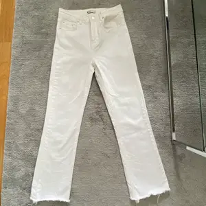 Vita jeans från Ginatricot, storlek 34. Köparen står för frakten! 🤍