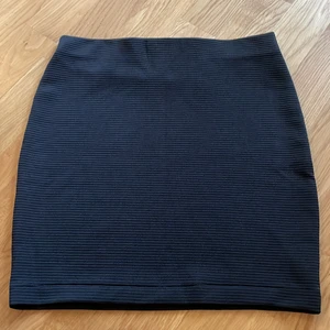 Svart kjol - Svart kjol från H&M. Storlek: S