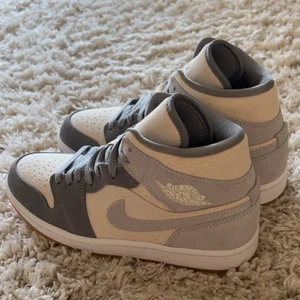Nike JORDAN 1 SE "COCONUT MILK PARTICLE GREY" MID Strl 40 - Här har vi ett par Nike JORDAN 1 SE "COCONUT MILK PARTICLE GREY" MID oanvända Strl 40 har en kille som köpte dem av kicksnstuff när han var i Göteborg för 2500kr o säljer dem för 1750 skorna är testade men är annars helt nya lådan lite repig!!!