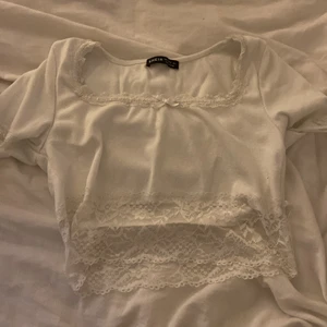 Spets tröja - Topp med en tjock spets kant