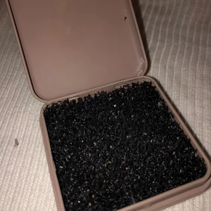 Smink borttagning  - Tar bort smink från smink borstar. Funkar bäst när det är puder produkter. Använd fåtal gånger.