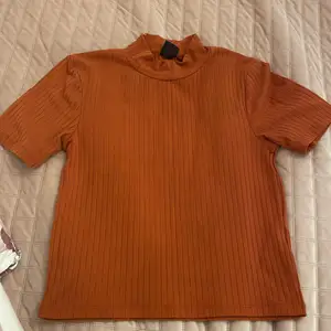 Orange t-shirt från Gina tricot. Storlek: S