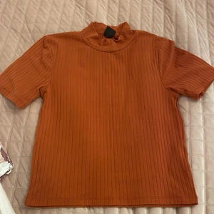 Orange t-shirt  - Orange t-shirt från Gina tricot. Storlek: S