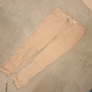 Rosa byxor Tiger of Sweden stl 40 - Ett par lax rosa byxor från Tiger of Sweden i storlek 40