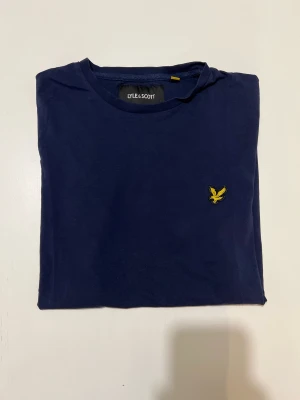 Lyle & Scott T-shirt  - Lyle & Scott t-shirt. Använd enbart en gång! Inköpt för 299, säljs för 89:- Bud gärna med eget prisförslag! Vid köp av flera saker kan jag möjligtvis fixa paketpris så fråga! Kan träffas i Norrköping/Stockholm. Frakt spårbart kostar ca 11kr