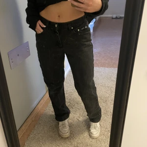 Jeans - Jättesnygga svarta raka jeans från märket Riders. Köpta på beyond retro för ungefär 1 år sedan! Passar både män och kvinnor🏃‍♂️🏃‍♂️ (mått kan ges och skulle uppskatta storleken till ungefär S-M
