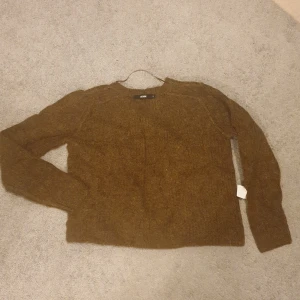 Bikbok brun tjocktröja storlek q - En brun stickad tjocktröja från bikbok i storlek s