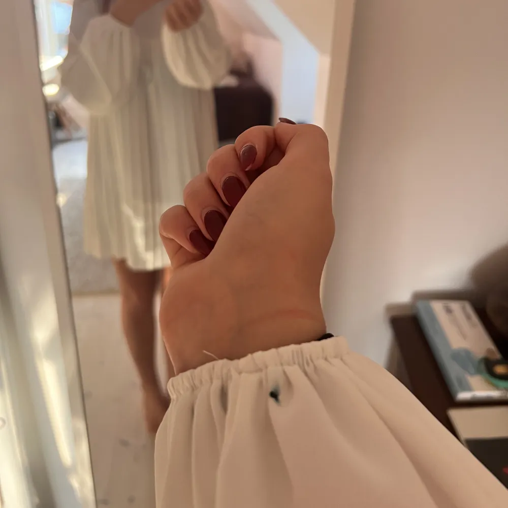 Min vita studentklänning från Asos, använd endast en gång på studentdagen🤍 Superhärlig och luftig, kändes aldrig för varm. Har en superliten bläck fläck som syns på sista bilden, på underdelen av handleden och syns därför inte framifrån eller från sidan.. Klänningar.