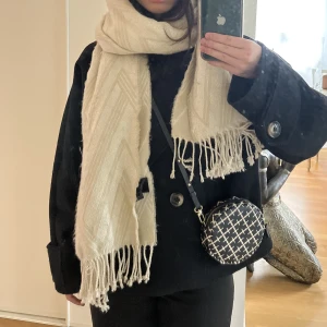 Malene Birger circle bag - säljer denna fina (äkta) malene Birger väska i modellen ”circle bag”. Får plats med lite smått o gott som nycklar, mini parfym, läppglans osv. Köpt här så har ej kvitto därav priset, gott som ny! 