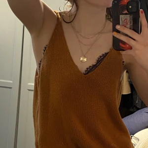 Bränt-oranget linne - Ett fint stickat linne i en varm orange färg