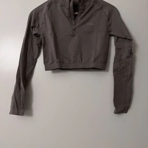 Croppad träningströja - Croppad träningsstopp från ICIW