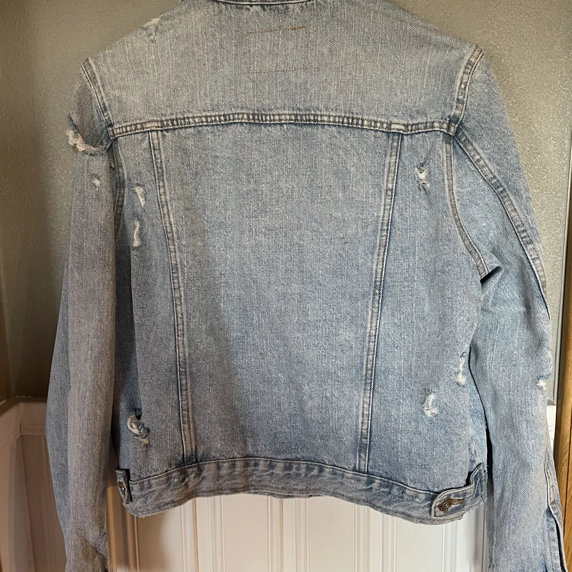 Jeansjacka med hål här och där  - 90