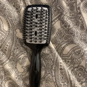 Babyliss Straightening Brush - Säljer denna värmeborsten eftersom jag behöver den inte 💕 