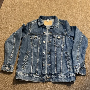 Jacka  - Blå jeans jacka med storlek 36 