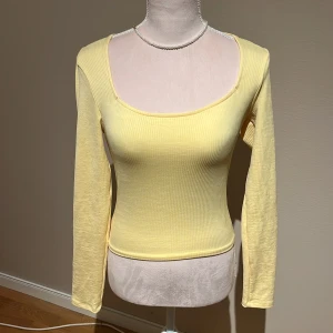 Gul tröja  - En Basic gul tröja som är helt oanvänd, bra kvalite! Och som är ribbad