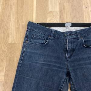Jätte snygga low waist jeans från hm, köpta secondhand men oanvända av mig då de är för korta på mig som är 170 cm därav uppsprätta. (tryck inte på köpa nu!!)