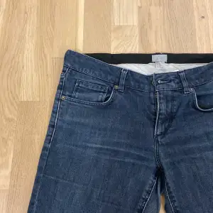 Jätte snygga low waist jeans från hm, köpta secondhand men oanvända av mig då de är för korta på mig som är 170 cm därav uppsprätta. (tryck inte på köpa nu!!)