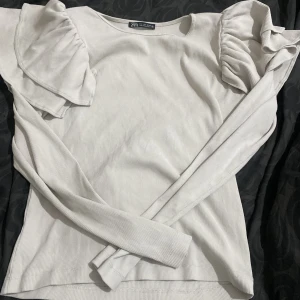 shirt  - Säljer den här skit fina toppen som inte kom till nån användning köptes från zara för nån månad sen, i storlek L men passar M och S, den är inte vit men beige och jätte fin. Priset kan diskuteras. 