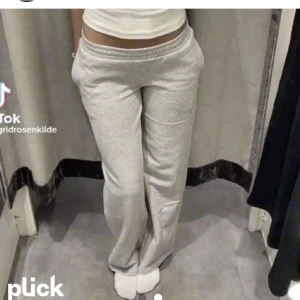 Lågmidjade mjukisbyxor  - Fina Lågmidjade byxor från hm omsydda. Långa i benen och knappast använda! Bud på 400kr.