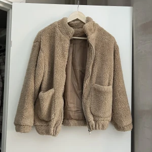 Teddyjacka - Gosig teddyjacka strl. S. Från Shein. I gott skick! 80 kr. Samfraktar gärna! Kolla in mina andra annonser om det finns något av intresse!