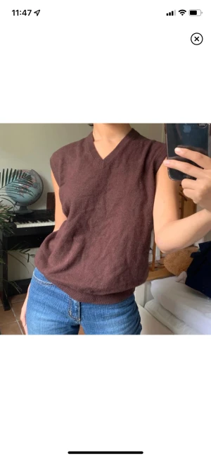 Brun väst - En brun stickad väst i cashmere som värmer och är superskön 💓 Passar en xs-s, jag är 160. 