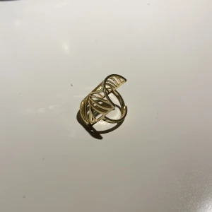 Pilgrim guldring - Pilgrim ring ”asami”  Justerbar guldpläterad ring med möster, säljer pga använder inte längre (ord pris 349:- slutsåld)