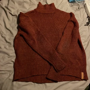 Stickad tröja  - Stickad vinröd tröja med krage i lite boxy-passform 