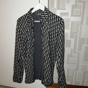 DIOR OBLIQUE OVERSHIRT - Säljer då den tyvärr inte kommer till större användning. Den är som ny. Det är en size S men lite oversized, använt den som overshirt. Allt som följde med vid köp finns kvar. Inköpt på Diors hemsida, digitalt kvitto finns.