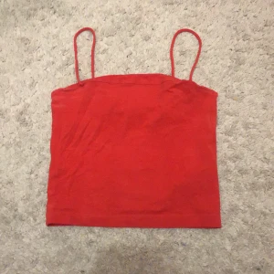 linne  - Ett kort, rött linne från gina trikåt. Säljer för att det inte längre passar mig. 