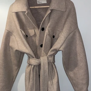 NELLY SHACKET  - Nelly Shacket, strl M/38, (ord. Pris 699kr) Använd fåtal gånger, i nytt skick.