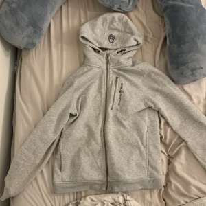 Sail racing  - En sail racing tröja i bra skick . Säljer då den inte kommer till andvändning längre 🫶🏼 pris kan självklart diskuteras