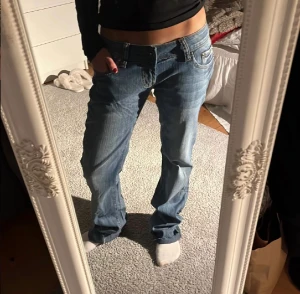 Lågmidjade jeans - Lånade bilder, jättefina lågmidjade jeans som tyvärr inte passade mig. Vid intresse, skriv för fler bilder 💕Midjemått: 81 cm Innerbenslängd: 83 cm