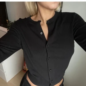 Svart kofta - Säljer en svart kofta knappt använd ifrån hm. I strl M men sitter som S. Inte alls nopprig och i bra kvalite, frakt tillkommer 💗