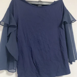 Blus - Blus med volangärmar, storlek XS Mer frågor på dm!