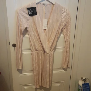 Ny jumpsuit. NLY trend. XS. Plisserad - Så fin. Ny. Lappar kvar. Jumpsuit från NLY trend.