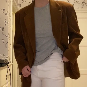 brun manchester jacka - Ljusbrun manchesterkavaj/jacka i bra skick. Relativt breda axlar, en riktigt bra vårjacka.