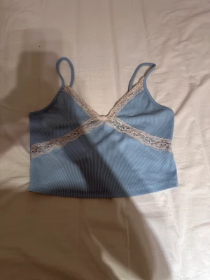 Blå liten topp - En topp från shein. Använd några gånger hör av dig om du är intresserad!😊