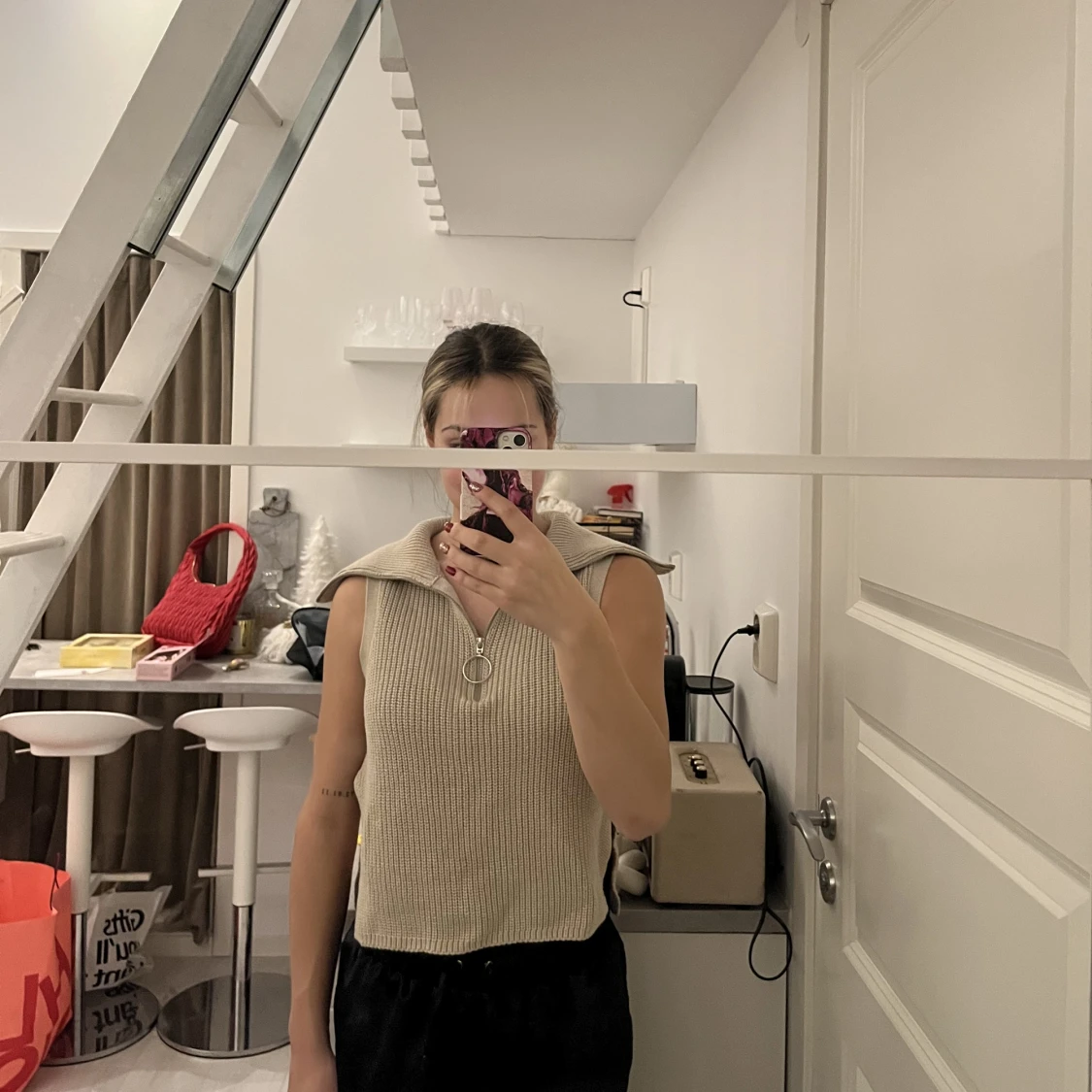 Stickad väst med detaljer