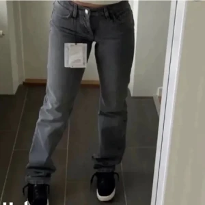 Zara jeans - Mid Rise reans från zara. Inga defekter och sitter som en smäck. Kom privat för egna bilder💓💓