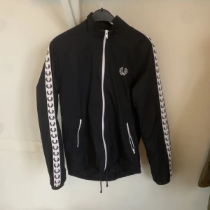 Fred Perry jacka - Fred Perry jacka som blivit förliten