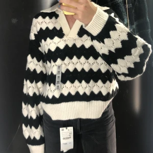 Stickad tröja svart och vit  - En jättesnygg tröja från zara i storlek 34. Används fåtal gånger och är i väldigt fint skick. Köparen står för frakten💕