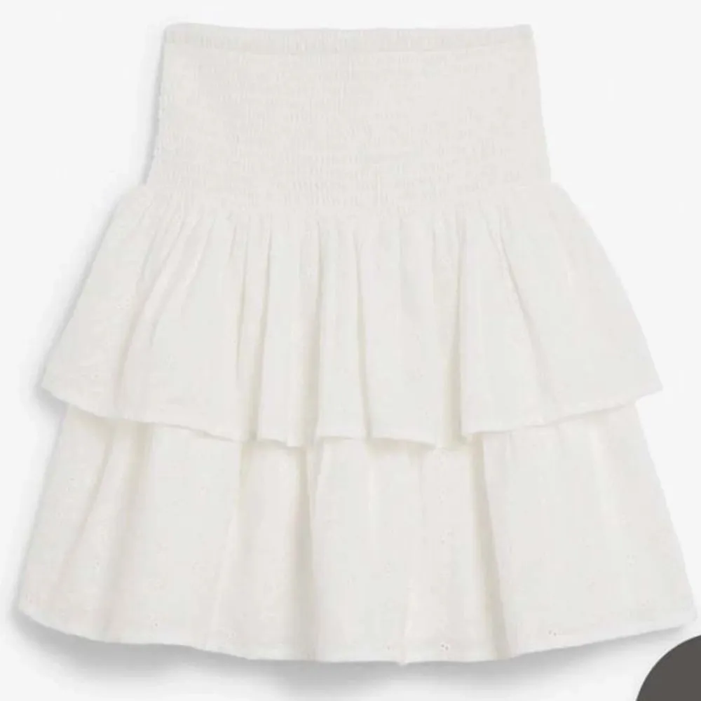 Vit volang kjol från Zalando , storlek S, orginal pris 400 kr så ett billigt bud för denna för 150. Kjolar.