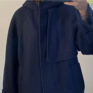 COS Jacka - Så snygg cos jacka i mycket bra skicka, knappt använd och finns inte att köpa längre