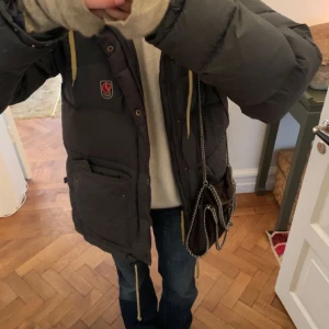 Fjällräven jacka  - Säljer denna super snygga fjällräven jacka i manmoddel storlek S. Ganska stor på mig och större o storleken. Inga skador förutom lite  fläckar typ därav pris.   första och sista bilderna är lånade. Till killar men passar på tjejer också 